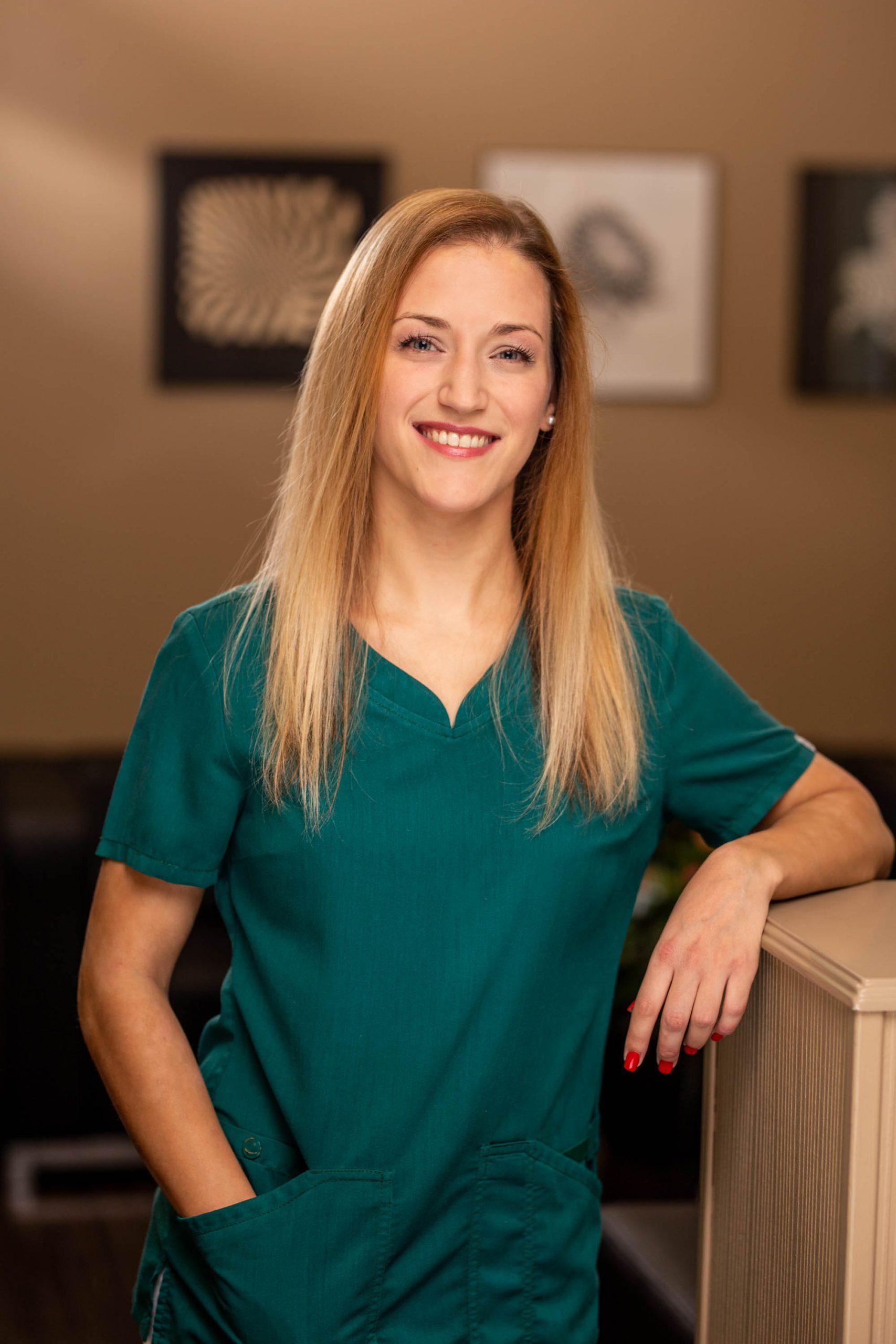 Dr Szárkiszján Edina, esztétikai fogorvos